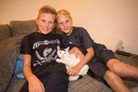 Zwei Burschen mit Ihrer Katze Zwei Burschen mit Ihrer Katze