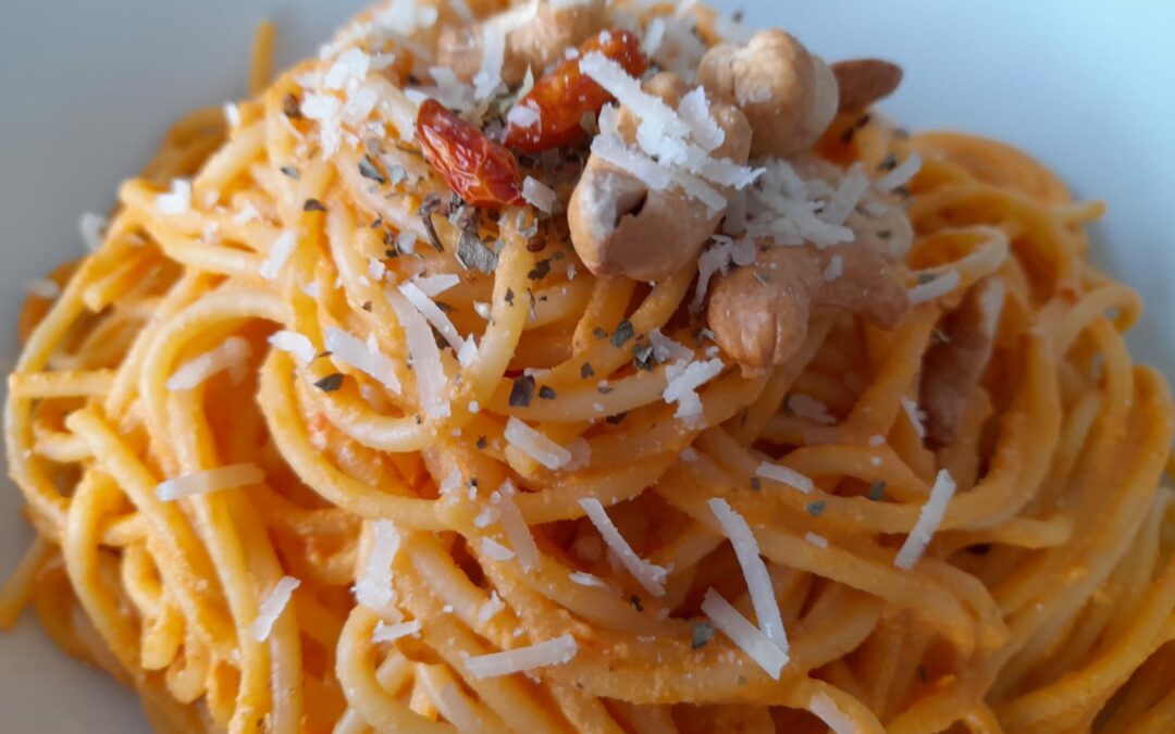 Spaghetti mit Tomaten-Cashew-Sauce